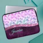 Capa Para Notebook Monograma da cor rosa-prateada com pele de sereia<br><div class="desc">Bonito chic e elegante brilho fino iridescente da pele de giro elegante em prata roxa rosa para criar uma bolsa de laptop de na moda única especial. Adicione algum estilo ao seu escritório, mesa ou espaço pessoal com um nome personalizado Chic e na moda e bolsa de laptop de Laptop...</div>
