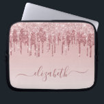 Capa Para Notebook Monograma da rosa Dourada cor-de-rosa com brilho<br><div class="desc">Bolsa de laptop de monograma elegante e giro,  com brilho azul e rosa de ouro,  pingando para baixo um fundo cor-de-rosa. Personalize com seu nome em um roteiro de na moda com giz rosa dourado com baloiços.</div>
