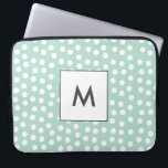Capa Para Notebook Monograma das bolinhas de hortas verdes claras<br><div class="desc">Um simples e elegante design verde-claro,  com algumas bolinhas brancas. Facilmente personalizável com seu nome ou monograma.</div>