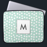 Capa Para Notebook Monograma das bolinhas de hortas verdes claras<br><div class="desc">Um simples e elegante design verde-claro,  com algumas bolinhas brancas. Facilmente personalizável com seu nome ou monograma.</div>