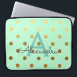 Capa Para Notebook Monograma de Bolinhas de folha verde e dourada<br><div class="desc">Mint Green e Gold Foil Bolinhas Elegante Monograma Case. Esse caso pode ser personalizado para incluir seu nome inicial e próprio.</div>