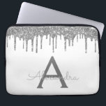 Capa Para Notebook Monograma de brilho branco de prata<br><div class="desc">Mala branca e prateada,  a escorregar a cinta moderna e elegante e o minúsculo monograma elegante. Esse caso pode ser personalizado para incluir seu nome inicial e próprio.</div>