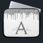 Capa Para Notebook Monograma de brilho branco de prata<br><div class="desc">Mala branca e prateada,  a escorregar a cinta moderna e elegante e o minúsculo monograma elegante. Esse caso pode ser personalizado para incluir seu nome inicial e próprio.</div>