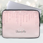 Capa Para Notebook Monograma de brilho rosado<br><div class="desc">Bonito cor rosa pincelada,  decorada com design e monograma com brilho falso brilhante. Personalize e adicione seu nome em um script de estilo manuscrito. Perfeito para escola ou escritório. Faz um presente excelente!</div>