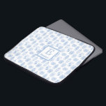 Capa Para Notebook Monograma De Impressão De Jar De Ginger Azul E Bra<br><div class="desc">Um presente de excelente "volta ao trabalho" ou "volta à escola" para uma mulher especial na sua vida! O padrão de fundo é feito de aquarelas originais de poças de gengibre (pintadas por mim),  que foram digitalizadas em forma digital e transformadas em padrão repetitivo.</div>