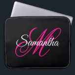Capa Para Notebook Monograma de letra cursiva preta, branca e rosa<br><div class="desc">Um monograma personalizado feminino com um par de letras cursivas elegantes em rosa e branco sobre um fundo preto sólido. Crie sua própria capa de laptop para o regresso às aulas para ela. Personalize o estilo da fonte ou as cores para combinar com a cor favorita da sua filha. O...</div>