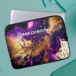 Capa Para Notebook Monograma de mistura de dourado púrpura e glitter<br><div class="desc">Bolsa de laptop de monograma de mármore mármore roxo, púrpura, púrpura, penteada. Adicione estilo ao seu escritório, mesa ou espaço pessoal com uma bolsa de laptop Chic e na moda monogramada.O acessório perfeito para uma moça ou mulher moderna contemporânea. Um design bonito, moderno e legal que você pode personalizar sobre...</div>