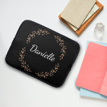 Capa Para Notebook Monograma de Na moda preto e Dourado simples, mode<br><div class="desc">Caso de laptop com galhos de ouro em torno de um primeiro nome monograma personalizado.</div>
