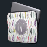 Capa Para Notebook Monograma de Penas e Setas<br><div class="desc">Um presente com um padrão de penas e flechas.  Personalize com seu monograma.</div>