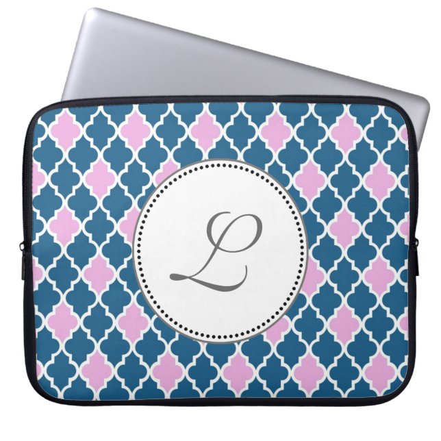Capa Para Notebook monograma de quatrefoil azul-rosa e marinho (Frente)