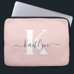 Capa Para Notebook Monograma de Script de Cinza Cor-de-Rosa Elegante<br><div class="desc">Esta simples e elegante bolsa de laptop rosa cor-de-rosa de 13" com seu primeiro nome em uma letra de script de tendência na cinza e sua primeira inicial em uma fonte moderna de boné em branco é perfeita para você. É na moda e moda e, no entanto, muito clássico. É...</div>