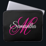Capa Para Notebook Monograma de Script de Rico Branco Preto e Rosa Qu<br><div class="desc">Um monograma personalizado feminino com um script de caligrafia de rico emparelhado em rosa quente e branco contra fundo preto de cor sólida. Crie sua bolsa de laptop bonito de volta à escola para ela. Personalize o estilo da fonte ou com cores que correspondam ao tom de cor-de-rosa favorito da...</div>