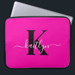 Capa Para Notebook Monograma de Script Preto Cor-de-Rosa Moderno<br><div class="desc">Esta simples, elegante bolsa de laptop rosa-quente e negra de 15" com o seu primeiro nome numa letra de texto de tendência em branco e a sua primeira inicial numa letra moderna de boné em preto é perfeita para si. É na moda e moda e, no entanto, muito clássico. É...</div>