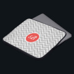 Capa Para Notebook Monograma de Textura em Linha com Padrão de Cinza<br><div class="desc">Cinzas leves elegantes e padrão geométrico geométrico do crânio retrorreflector branco com textura de linho e monograma personalizável e facultativo. Toque de vermelho-alaranjado.</div>