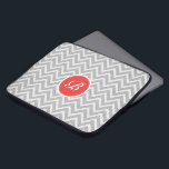 Capa Para Notebook Monograma de Textura em Linha com Padrão de Cinza<br><div class="desc">Cinzas leves elegantes e padrão geométrico geométrico do crânio retrorreflector branco com textura de linho e monograma personalizável e facultativo. Toque de vermelho-alaranjado.</div>