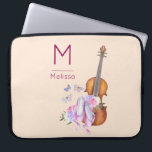 Capa Para Notebook Monograma de violino, Calçado e borboletas<br><div class="desc">Uma bolsa de laptop com uma design feminina suave. Ilustrada com uma imagem de aquarela de um violino de madeira,  alguns balés cor-de-rosa descansando contra ele e decorados com flores e borboletas. Colocado sobre um fundo cor-de-rosa cor de pêssego. Personalize com um nome e uma inicial de monograma.</div>