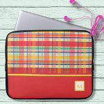 Capa Para Notebook Monograma de Xadrez de Madras Vermelhas Coloridas<br><div class="desc">Este saco de laptop de estilo xadrez agradável será um dos seus favoritos para ele ou para ela. Criado num padrão colorido de cores primárias com um contraste vermelho. Apenas personalize o texto do monograma no editor fácil do Zazzle.</div>