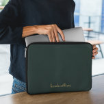 Capa Para Notebook Monograma do Nome do Chic Green Charcarbonet & Chi<br><div class="desc">Uma bolsa de laptop moderna de carvão verde-chic e de escrita dourada com o nome de caligrafia monograma é perfeita.</div>