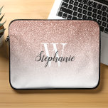 Capa Para Notebook Monograma do Ombre Faux Glitter do Ombre Dourado d<br><div class="desc">Adicione um toque de glamour ao seu laptop com esta manga chic,  apresentando um padrão de fundo de brilho de falso ombre rosa dourado. Personalize-o com a sua fonte inicial em branco serif e o seu nome no script de pincel em estilo de escrita manual de cinzas de carvão.</div>