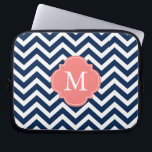 Capa Para Notebook Monograma do padrão Coral e Azul<br><div class="desc">Listras quatrefoil e design de quatrefoil,  modernas e quatrefoil.</div>
