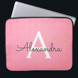 Capa Para Notebook Monograma do Padrão de Deco de Arte Rosa e Dourada<br><div class="desc">Mala de Laptop do Padrão Geométrico de Deco Geométrico,  Rosa e Dourada,  com cor-de-rosa esmagado. Esse caso pode ser personalizado para incluir seu nome inicial e próprio. Se você quiser combinar itens,  contate o designer.</div>