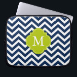 Capa Para Notebook Monograma do padrão do Zigzags azul e verde<br><div class="desc">Tiras quevron modernas e quatrefoil monograma design.</div>
