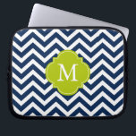 Capa Para Notebook Monograma do padrão do Zigzags azul e verde<br><div class="desc">Tiras quevron modernas e quatrefoil monograma design.</div>
