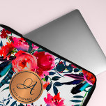 Capa Para Notebook Monograma do Padrão Floral Floral de Cor de Água d<br><div class="desc">Bolsa de laptop feminina de vidro romântico com primavera e cor-de-água de Verão vermelha, coral, laranja queimado, azul-escuro e mão verde pintada, penas e folhagem. Personalize-o com seu monograma e nomeie dentro do círculo de cobre metálico com uma elegante fonte de caligrafia de script editável! Pode ser um belo presente...</div>