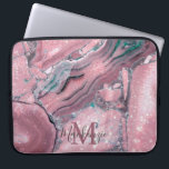 Capa Para Notebook Monograma do Sparkle do Geode do Agate Dourado do<br><div class="desc">Bolsa de laptop de microfone de espartilho de ágato de ágato Dourado com espirais de mármore de talo,  turquesa,  ouro rosa e ameixa,  juntamente com a faísca de brilho falsa espalhada por cima. Adicione a sua inicial para um design verdadeiramente personalizado. Perfeito para a sua estética chique.</div>