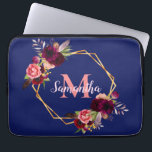 Capa Para Notebook monograma dos florais geométricos do ouro azul mar<br><div class="desc">Um fundo azul marinho chic. Uma estrutura geométrica dourada falsa, decorada com flores de cor aquosa, rosas em penas de burlu e cor-de-rosa e do estilo "boho". Modelos para o seu nome e carta monográfica. O nome em cor-de-rosa é escrito com um script estilo moderno e moderno, escrito à mão....</div>