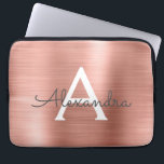 Capa Para Notebook Monograma Dourado de aço inoxidável rosa rosa rosa<br><div class="desc">Rosa Dourado - Blush Faux Stainless Steel Metallic Foil Moderno e Elegante Capa Monograma. Esta bolsa de laptop personalizada monificada pode ser personalizada para incluir seu nome inicial e próprio e fazer um presente de Natal ou Aniversário perfeito.</div>
