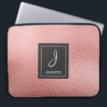 Capa Para Notebook Monograma Dourado Faux Foil Rosa Rosa Rosa Rosa Ro<br><div class="desc">Rosa Rosa Rosa Rosa Dourada,  Faux Foil Elegante Monograma. Esse caso pode ser personalizado para incluir seu nome inicial e próprio.</div>