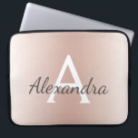 Capa Para Notebook Monograma Dourado Metálico Rosa Rosa Cor-de-Rosa R<br><div class="desc">Cor Rosa Rosa Rosa Dourada,  ,  Mídia Metálica Moderna e Elegante. Este caso pode ser personalizado para incluir seu primeiro nome e nome e fazer um presente de Natal feminino ou doce 16 de aniversário.</div>