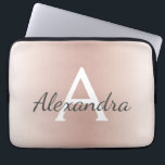 Capa Para Notebook Monograma Dourado Metálico Rosa Rosa Cor-de-Rosa R<br><div class="desc">Cor Rosa Rosa Rosa Dourada,  ,  Mídia Metálica Moderna e Elegante. Este caso pode ser personalizado para incluir seu primeiro nome e nome e fazer um presente de Natal feminino ou doce 16 de aniversário.</div>