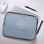 Capa Para Notebook Monograma Dusty Blue Elegante Crest Faux Silver No<br><div class="desc">Um elegante design azul empoeirado e prateado com o monograma inicial numa crista safena, recomendado para um homem. A crista é folha de prata falsa, o fundo é azul empoeirado. Sob a crista há o nome em bonés de cinzas. A crista floral vintage de uma antiga ligação ao cobrir, do...</div>
