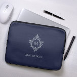 Capa Para Notebook Monograma e Nome Elegante de Marinho Azul Vintage<br><div class="desc">Um design azul e prateado marinho com o monograma inicial numa crista vintage, recomendado para um homem. A crista é folha de prata falsa, o fundo é azul marinho. Sob a crista há o nome em bonés de cinzas. A crista floral vintage de uma antiga ligação ao cobrir, do livro...</div>