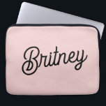 Capa Para Notebook Monograma e Nome Moderno Pink Pidroso Blush<br><div class="desc">A Bolsa de laptop Modern Blush Dusty Pink Monograma e Nome é um acessório chic e funcional para sua tecnologia. Ele apresenta uma sofisticada cor-de-rosa empoeirada e esfarelada, com um roteiro moderno do seu monograma e nome, estilo de mistura com toque pessoal. Projetada para proteger seu laptop contra riscos e...</div>