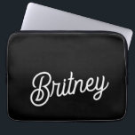 Capa Para Notebook Monograma e Nome Personalizados de Branco Preto Mo<br><div class="desc">A Bolsa de laptop e a de Monograma Personalizado Branco Moderno e Preto seria um acessório de proteção e na moda para o seu laptop. O elegante design preto e branco, combinado com detalhes personalizados, adiciona um toque de sofisticação enquanto protege seu dispositivo. É ideal para uso profissional e pessoal,...</div>