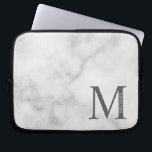 Capa Para Notebook Monograma e Nome Personalizados do Marble Branco<br><div class="desc">Monograma personalizado e presentes de nome com monograma personalizado e nome no estilo de fonte de serif clássico.</div>