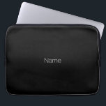 Capa Para Notebook Monograma elegante de nome personalizado preto min<br><div class="desc">Texto personalizado preto minimalista monograma de bolsa de laptop elegante moderna,  Laptop. Texto branco,  fundo preto de cor simples.</div>