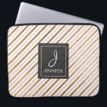 Capa Para Notebook Monograma Elegante de tiras de folhas rosa e doura<br><div class="desc">Mala cor-de-rosa e escura dourada com monograma elegante riscado. Esse caso pode ser personalizado para incluir o nome inicial e o nome do cheio.</div>