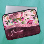 Capa Para Notebook Monograma floral bicolor cor-de-rosa púrpura<br><div class="desc">Bonito chic e elegante design floral feminino em burgundy roxo e brilho rosa sujo para criar uma Bolsa de laptop na moda única especial. Adicione algum estilo ao seu escritório, mesa ou espaço pessoal com um nome personalizado Chic e na moda e Bolsa de laptop monograma. personalize-o com um nome...</div>