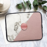Capa Para Notebook Monograma Geométrico Moderno de Mármore Cor-de-Ros<br><div class="desc">Um design de mármore e couro rosa moderno com um botão redondo rosa que segura suas iniciais. Tudo fabulosamente falsa e um efeito visual impresso É uma manga fina - portanto,  certifique-se de verificar suas dimensões. Adequado para comprimidos também!</div>