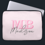 Capa Para Notebook Monograma inicial cor-de-rosa moderno mínimo<br><div class="desc">Crie sua própria bolsa de laptop personalizada com iniciais minimalistas modernas e o nome do monograma da caligrafia de script. Disponível em uma variedade de tamanhos de cores.</div>
