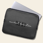 Capa Para Notebook Monograma Inicial de Script Preto e Elegante Moder<br><div class="desc">Uma bolsa de laptop preta moderna com um guião branco elegante,  um design de monograma manuscrito. É perfeito para todas as pessoas contemporâneas e comerciais.</div>