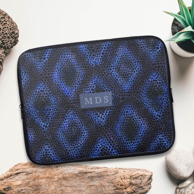 Capa Para Notebook Monograma legal de Abstrato Azul Faux Snakeskin (Cool Blue Abstract Pattern Faux Snakeskin Monogram laptop sleeve just for your initials)