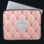 Capa Para Notebook monograma luxuoso de ouro rosa<br><div class="desc">Nossa coleção "luxuosa tufada" contém belos fundos de ouro rosa e ouro tufados com rochas. No meio está um espaço reservado em forma de diamante para monograma e informações comerciais em diferentes cores. Verifique em nossa loja se há mais itens complementares nesta coleção.</div>