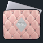 Capa Para Notebook monograma luxuoso de ouro rosa<br><div class="desc">Nossa coleção "luxuosa tufada" contém belos fundos de ouro rosa e ouro tufados com rochas. No meio está um espaço reservado em forma de diamante para monograma e informações comerciais em diferentes cores. Verifique em nossa loja se há mais itens complementares nesta coleção.</div>