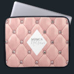 Capa Para Notebook monograma luxuoso de ouro rosa<br><div class="desc">Nossa coleção "luxuosa tufada" contém belos fundos de ouro rosa e ouro tufados com rochas. No meio está um espaço reservado em forma de diamante para monograma e informações comerciais em diferentes cores. Verifique em nossa loja se há mais itens complementares nesta coleção.</div>