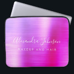Capa Para Notebook Monograma Metálico Rosa Púrpura<br><div class="desc">Movimento Roxo e Rosa Moderno, Mão-de-Obra Girly Make Up and Hair Beauty Salon Faux Metálico Ilegante Ilegante Monograma Laptop Bag ou Promocional (promo) de anúncio. Este gabinete de computador profissional de classe pode ser personalizado para incluir seu nome de assinatura de script monograma e sua profissão ou posição de cargo....</div>